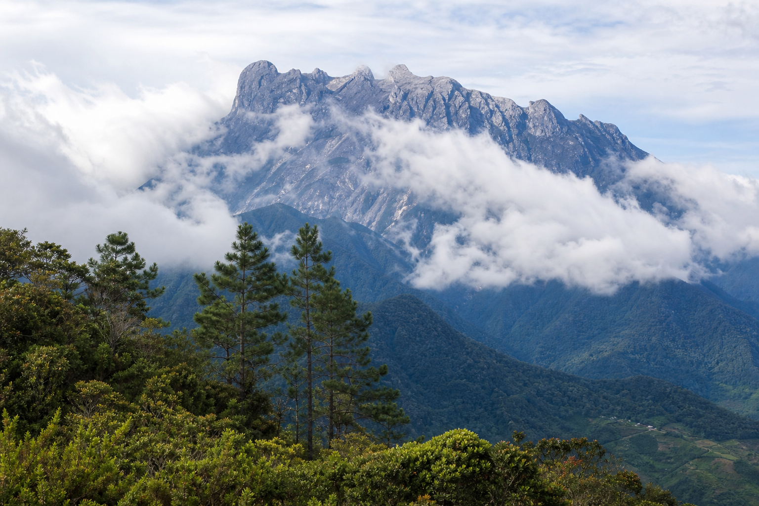京那巴鲁神山远景